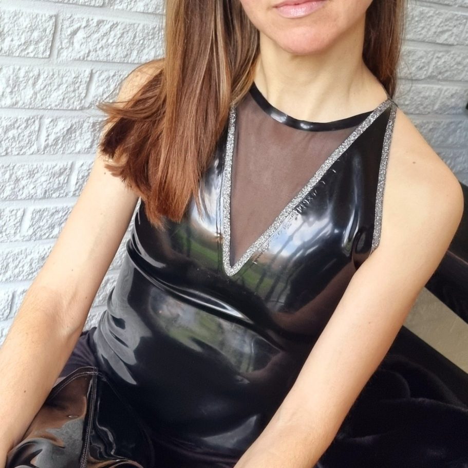 Latextop Latextop in schwarz mit schwarzem Mesheinsatz und Glitzerrändern, kombiniert mit Shorts und Overknees.