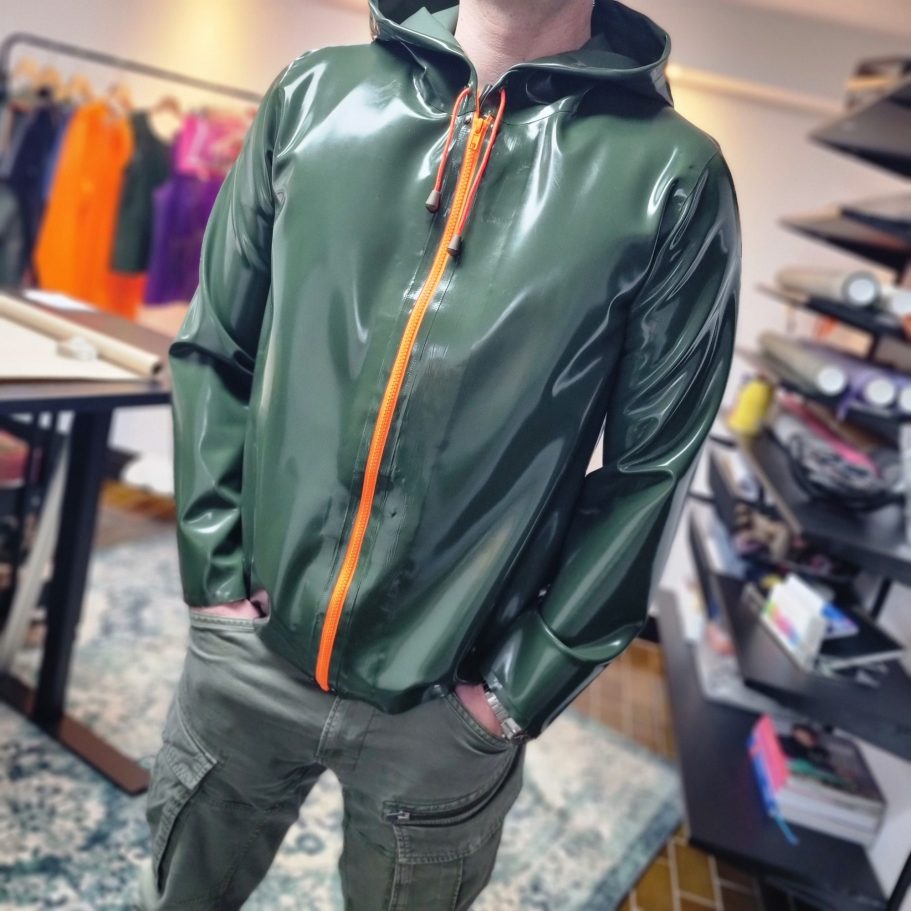 Latexherrenjacke Latexherrenjacke in oliv mit orangem Reissverschluss und Kordel, fotografiert in meinem Atelier.