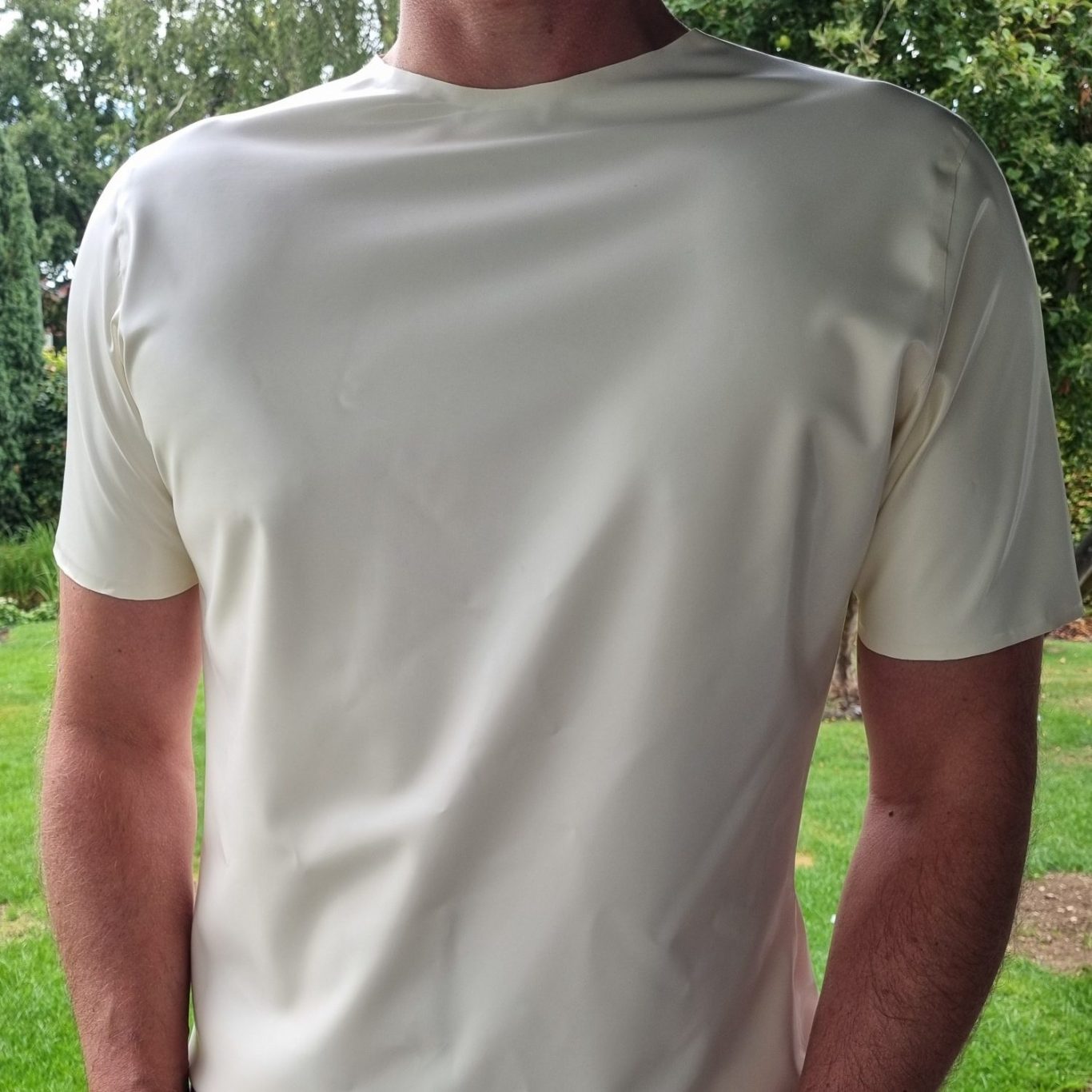 Latexshirt Latexshirt in cremeweiss, getragen in schöner grünen Natur.