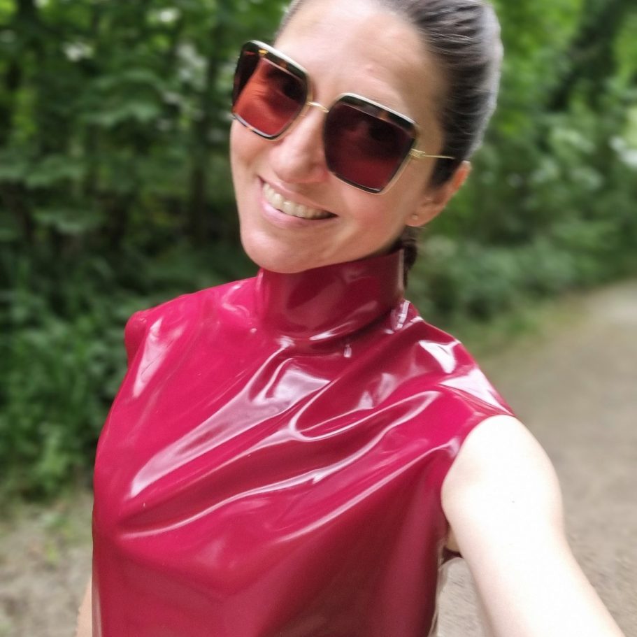 Latexstehkragentop Latexstehkragentop in einem himbeer Ton, kombiniert mit Sonnenbrille.
