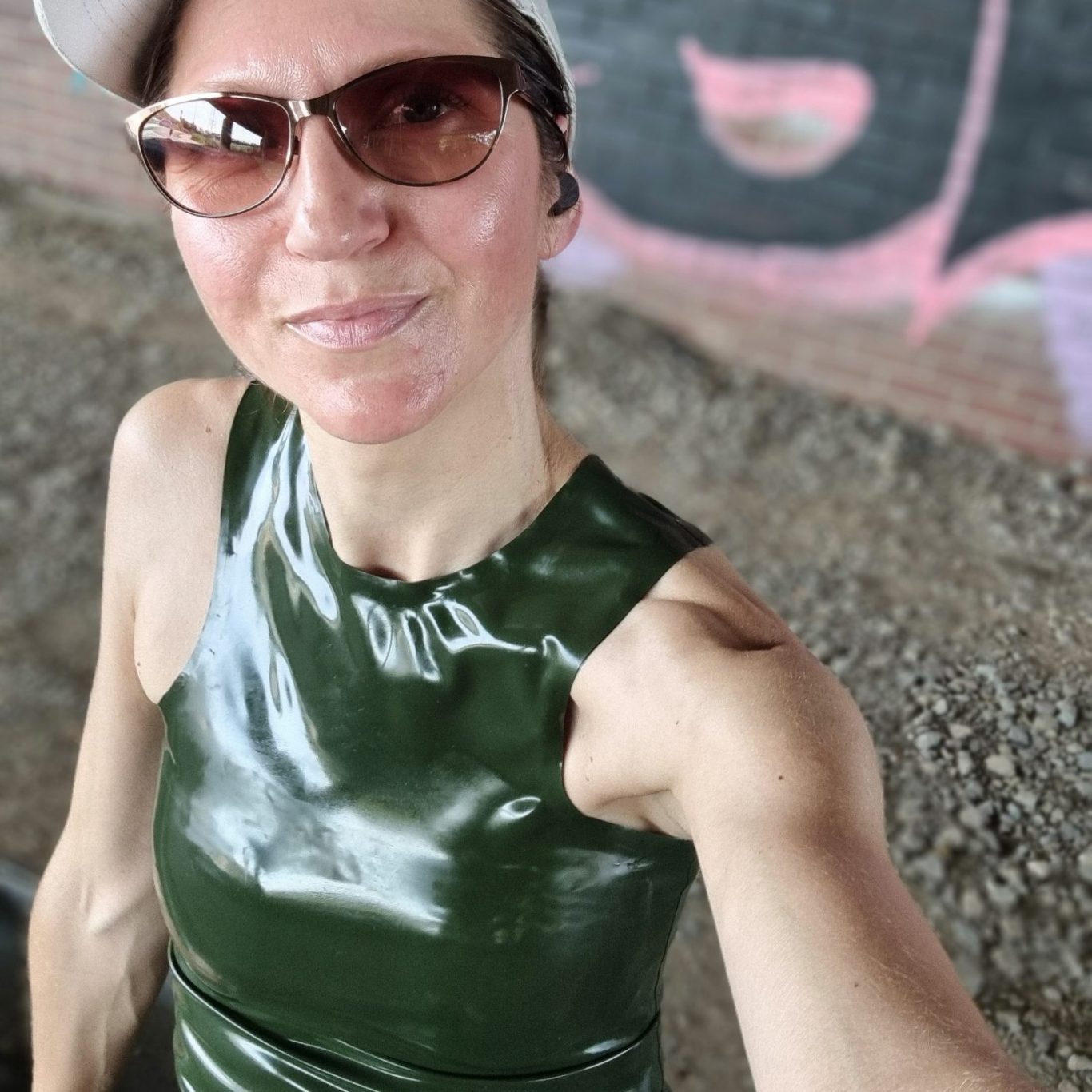 Latextanktop Latextanktop in olive, sportlich kombiniert mit Sonnenbrille und Cap.